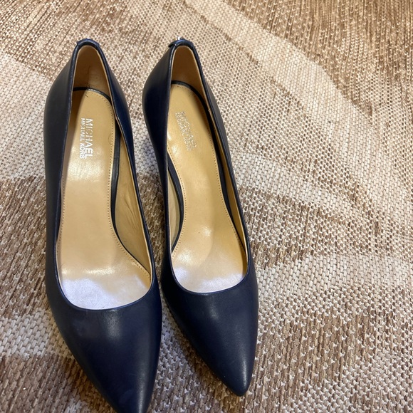 Michael Kors Elegant Navy Heels Size 8 - Picture 5 of 6